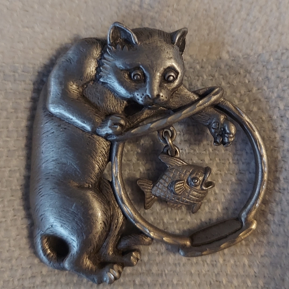VINTAGE JJ ANTIQUE SILVER TONE METAL PIN BROOCH CAT REACHING INTO GOLD FISH BOWL